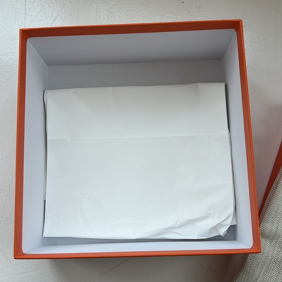 Authentic 8.5" x 8.5" x 3.5" Hermes Box with dust bag - Picture 3 of 3